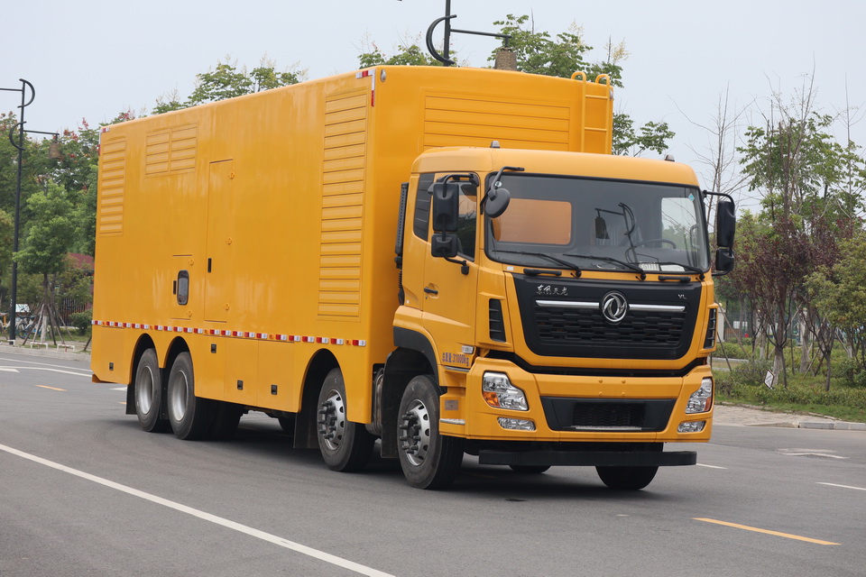 東風(fēng)前四后八1000KW移動(dòng)電源車